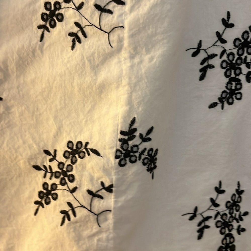 Ophelia Roe white capped sleeve with ruffle. Navy blue embroidered. Size Medium. - Picture 9 of 10